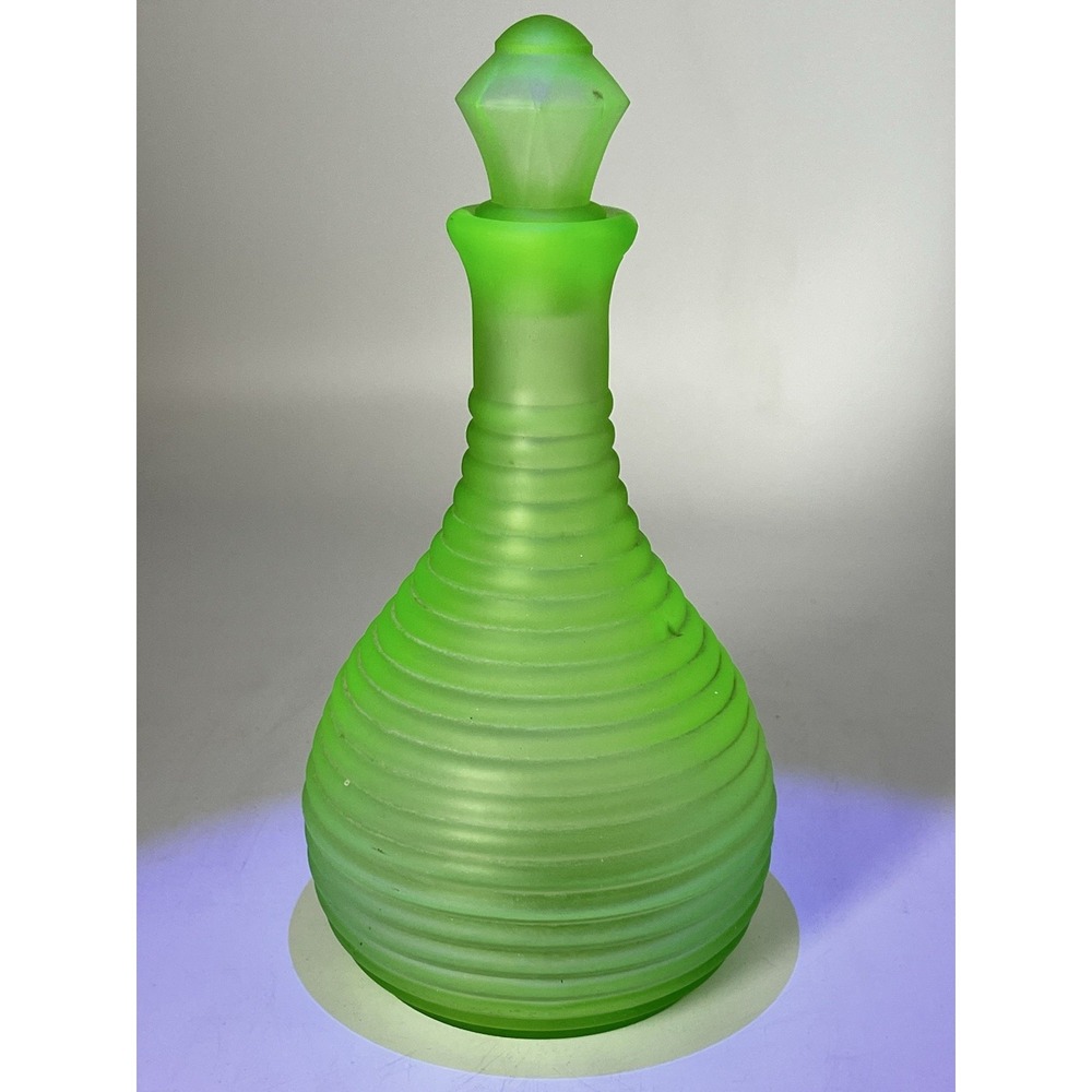 Vtg FRIGIDAIRE GREEN URANIUM Glowing  Glass Ribbed 9" DECANTER Wi/Topper READ